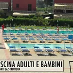 Pine House - Villaggio Turistico Con Piscina E Animazione 坎波菲利斯·迪·罗切